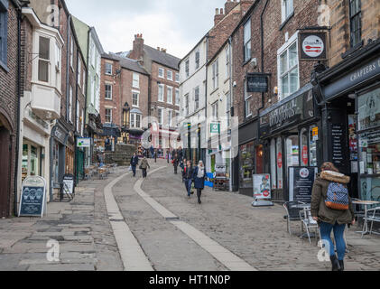 Shopper und Touristen zu Fuß durch alte Elvet Straße in Durham City center, England, UK Stockfoto