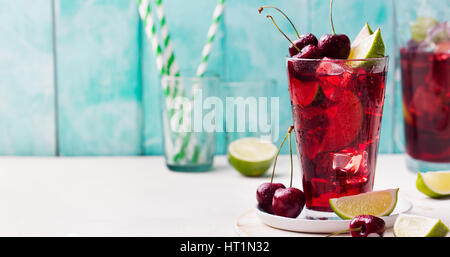 Cherry Limeade, Limonade, Cola, cocktail im Glas. Stockfoto