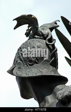 Kleiner Drache auf einem Helm. Detail auf einer öffentlichen Statue in Arad, Rumänien Stockfoto