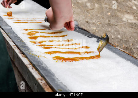 Ahornholz Taffy auf Schnee im Sugar Shack Zeitraum. In Quebec, Kanada. Stockfoto