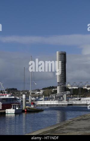 Lorient, Frankreich - 4. März 2017: Blick auf den modernen Turm der Stadt Segeln Eric Tabarly in Lorient, Frankreich.  Eric Tabarly der berühmte Seefahrer Stockfoto