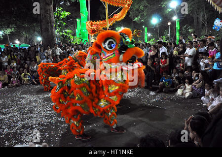 HO CHI MINH, VIETNAM – 15. FEBRUAR: Eine Gruppe unbekannter Jungen tanzen mit ihren bunten Drachen während der Tet Lunar Neujahrsfeier Stockfoto