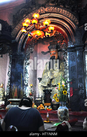 CAN THO - 17 FEB: Unidentified Gläubigen bieten Nahrung und Weihrauch-sticks für die Götter in der vietnamesischen Ong buddhistische Tempel. Am 17. Februar 2013 in Stockfoto