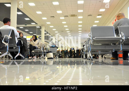Moskau, Russland - 14 FEB: Passagiere und Weltreisende check-in am größten Flughafen Sheremetyevo International Airport, Russland. Am 14. Februar 2013 Stockfoto