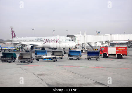 BUDAPEST - FEBRUAR 14: Flugzeug der Qatar Airways vor der Einnahme von seinem Fluges nach Doha, an Liszt Ferenc Flughafen Nation. Am 14. Februar 2013, in Budapest, H Stockfoto