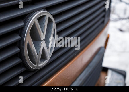 Nahaufnahme von der Vorderseite des schwarzen Grill und Chrom VW Emblem auf einem Volkswagen Westfalia. Stockfoto