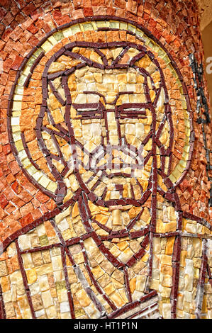 CLUJ - SEPTEMBER 14: San Marco Apostel, hergestellt aus Mosaik an der Säule der neu erbaute griechisch-katholische Kirche. Am 14. September 2011 in Cluj-Napoca Stockfoto