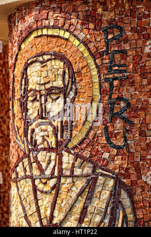 CLUJ - 14.September: Saint Peter Apostel, hergestellt aus Mosaik an der Säule der neu erbaute griechisch-katholische Kirche. Am 14. September 2011 in Cluj-Napoc Stockfoto