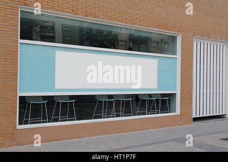 Büro mit leere Schaufenster, mit leeren Plakatwand Stockfoto