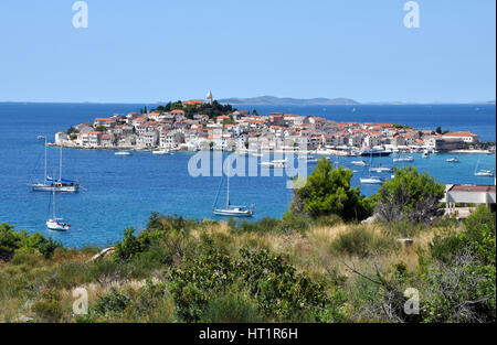 Primosten. Eine kleine Stadt auf der Insel. Kroatien Stockfoto