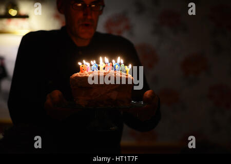 Geburtstagstorte und Kerzen für ein 18 Jahre altes Mädchen Stockfoto