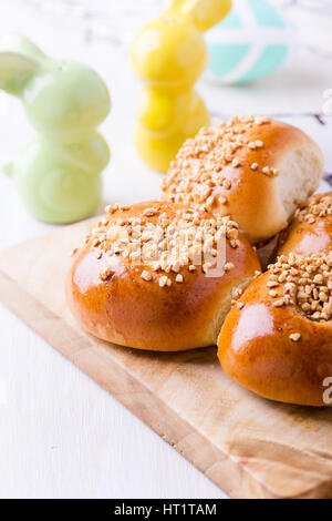 Frisch zubereitete hausgemachte Mini Brioche Brötchen auf festlichen Ostertisch Stockfoto