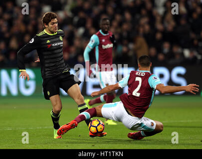 West Ham United Winston Reid (rechts) und Chelseas Marcos Alonso (links) während der Premier League match bei der London-Stadion. Stockfoto