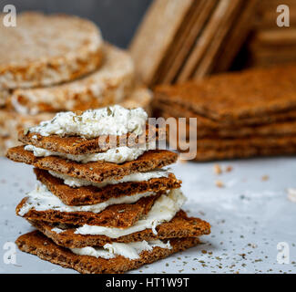 Brötchen mit Quark und Brot Rollen zum Frühstück auf einem Hintergrund Stapel von verschiedenen gesunden Knäckebrot, Ernährung, Vitamin-Snack. Stockfoto