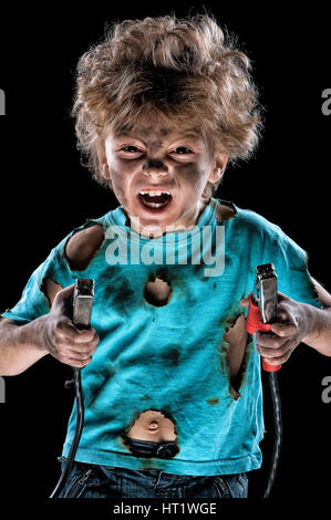 Junge hat einen elektrischen Schlag. Porträt der lustige kleine Elektriker mit Kabel Stecker auf schwarzem Hintergrund. Strom-Power-Konzept. Stockfoto