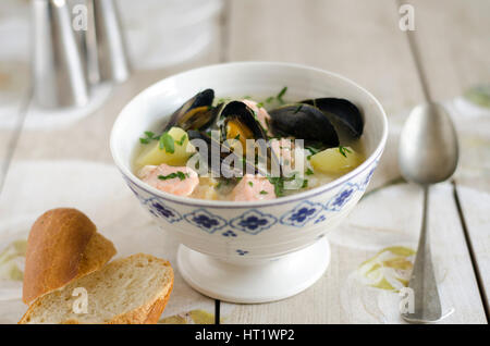 Frisch zubereitete cremige Fisch und Muschel-Suppe Stockfoto