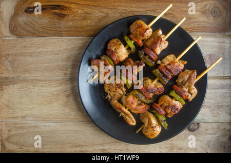 Gegrillte Hähnchen und Chorizo-Spieß Stockfoto