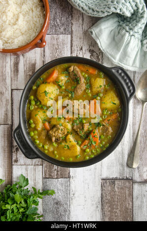 Würziges Lamm und Gemüse-Eintopf mit Basmati-Reis Stockfoto