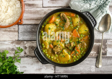 Würziges Lamm und Gemüse-Eintopf mit Basmati-Reis Stockfoto