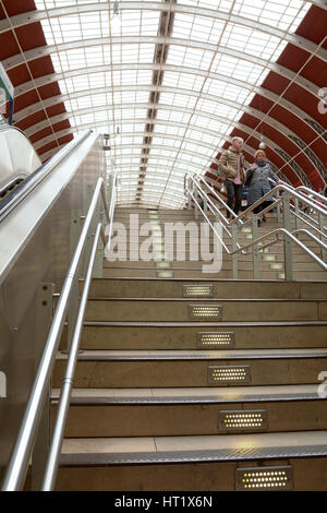 Treppenaufstiegs aus der Londoner U-Bahn zum Bahnhof Paddington in London, England Stockfoto