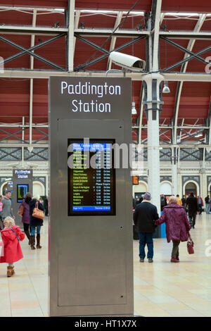 Passagiere, die an- und Abreise vom Bahnhof Paddington in London England - die Station hat eine Menge Abfahrts- und Ankunftszeiten Boards für info Stockfoto