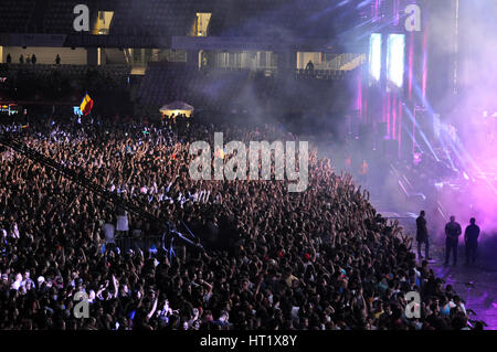 CLUJ-NAPOCA, Rumänien – 31. Juli 2015: Masse der fröhliche junge Menschen, die Spaß haben, während ein Subcarpati live-Konzert am Untold Festival Stockfoto