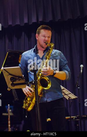 Paul Booth, Wassermühle Jazzclub, Dorking, Surrey, September 2015. Künstler: Brian O'Connor, Paul Booth. Stockfoto