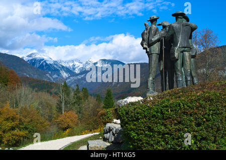 Statue auf die ersten vier Männer, die den Berg Triglav besteigen neben der Kirche von St. Johannes der Täufer am See Bohinj (Bohinjsko jezero), slov gewidmet Stockfoto