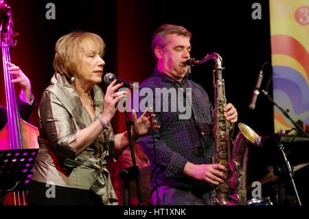 Mark Lockhart und Norma Winstone, Ropetackle Arts Centre, Shoreham, West Sussex, Jan 2016. Künstler: Brian O'Connor. Stockfoto