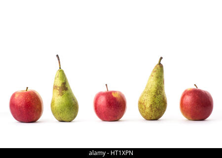 Äpfel und Birnen in einer Linie. Isoliert auf weißem Hintergrund. Stockfoto