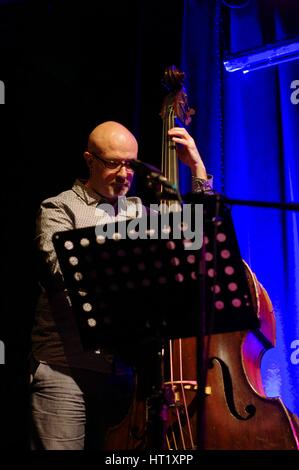 Dave Whitford, Ropetackle Arts Centre, Shoreham, West Sussex, Jan 2016. Künstler: Brian O'Connor. Stockfoto