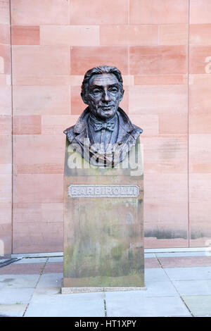 Eine Büste des Dirigenten Sir John Barbirolli vor dem Eingang zu der Bridgewater Hall, Barbirolli Square, Manchester City Centre, England UK mit Stockfoto