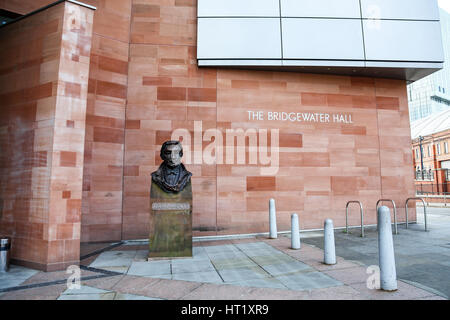 Eine Büste des Dirigenten Sir John Barbirolli vor dem Eingang zu der Bridgewater Hall, Barbirolli Square, Manchester City Centre, England UK mit Stockfoto