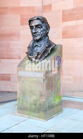 Eine Büste des Dirigenten Sir John Barbirolli vor dem Eingang zu der Bridgewater Hall, Barbirolli Square, Manchester City Centre, England UK mit Stockfoto