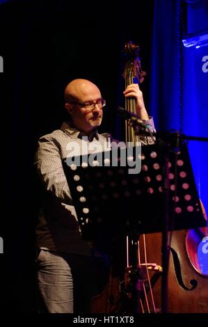 Dave Whitford, Ropetackle Arts Centre, Shoreham, West Sussex, Jan 2016. Künstler: Brian O'Connor. Stockfoto