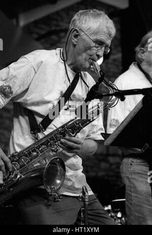 Bill Perkins, Brecon Jazz Festival, Brecon, Powys, Wales, August 2000.  Künstler: Brian O'Connor. Stockfoto