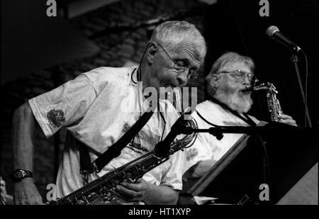 Bill Perkins und Bud Shank, Brecon Jazz Festival, Brecon, Powys, Wales, August 2000.  Künstler: Brian O'Connor. Stockfoto