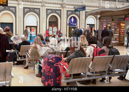 Passagiere, die an- und Abreise vom Bahnhof Paddington in London England - die Station hat eine Menge Abfahrts- und Ankunftszeiten Boards für info Stockfoto