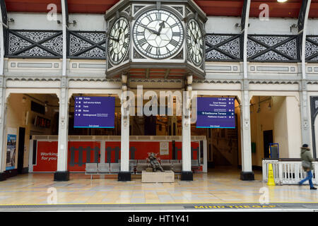 Paddington Bear Skulptur auf Gleis 1 am Bahnhof Paddington in London-England - die Skulptur wurde von Marcus Cornish entworfen und präsentiert im Stockfoto