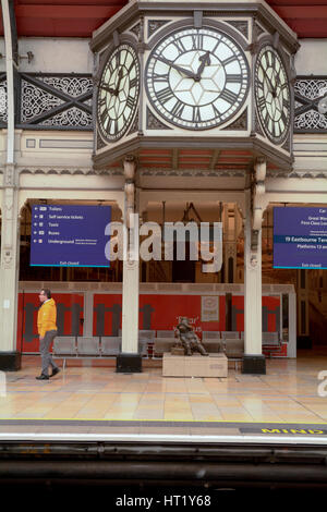 Paddington Bear Skulptur auf Gleis 1 am Bahnhof Paddington in London-England - die Skulptur wurde von Marcus Cornish entworfen und präsentiert im Stockfoto