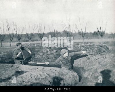 Britische Soldaten üben werfen Handgranaten, c1914. Künstler: unbekannt Stockfoto