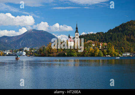 Blick auf das Schloss und die Kirche der Himmelfahrt in der Insel der See von Bled (Blejsko Jezero), Slowenien Stockfoto