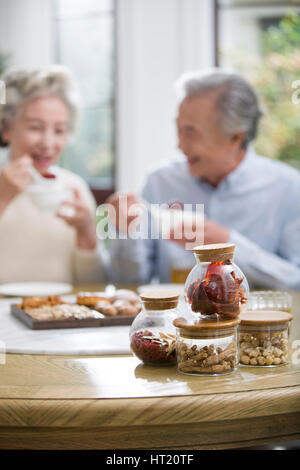 Gerne älteres Paar frühstücken Stockfoto