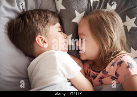 Meine lieben Kinder, die vorgibt, schlafen Stockfoto