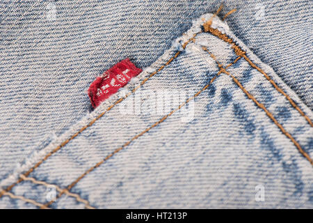 BANGKOK, THAILAND - 9. Dezember 2014: Nahaufnahme von LEVI'S red Label an der Gesäßtasche von alten Jeans. LEVI'S ist ein Markenname von Levi Strauss ein Stockfoto