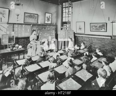 Klassenzimmer-Szene, Southfields Säuglinge Schule, Wandsworth, London, 1907. Künstler: unbekannt. Stockfoto