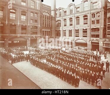 Montage auf dem Spielplatz, Juden freie Schule, Stepney, London, 1908. Künstler: unbekannt. Stockfoto