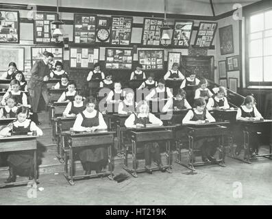 Mädchen in ein Klassenzimmer, Tollington Park Central School, London, 1915. Künstler: unbekannt. Stockfoto