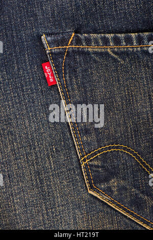 BANGKOK, THAILAND - 9. Dezember 2014: Nahaufnahme von LEVI'S red Label auf der hinteren Tasche Denim Jeans. LEVI'S ist ein Markenname von Levi Strauss und C Stockfoto