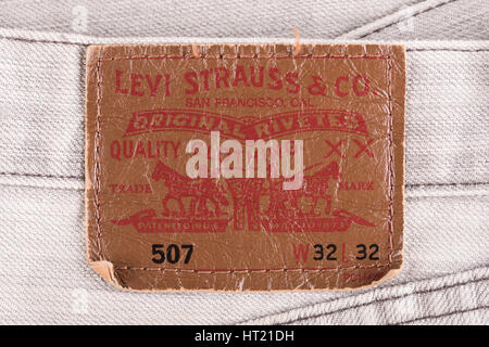 BANGKOK, THAILAND - 9. Dezember 2014: Nahaufnahme von LEVI'S-Leder-Label auf der alten grauen Jeans. LEVI'S ist ein Markenname von Levi Strauss &amp; Co., gefunden Stockfoto